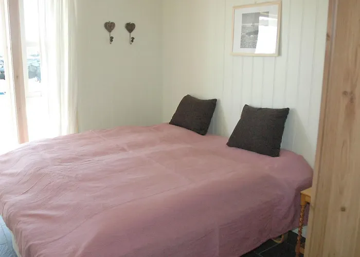 6 Person In Aram-by Traum