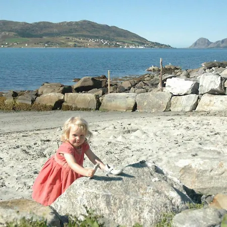 6 Person In Aram-by Traum *