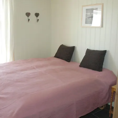 6 Person In Aram-by Traum